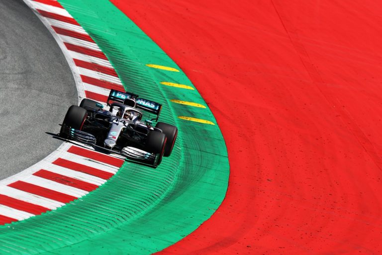 Hamiltons pārspēj Fetelu pirmajā treniņā Austrijā