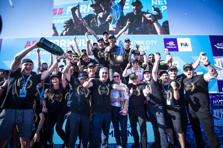 Sadursmes ar komandas biedru un konkurentiem neaptur Verņē no otrā Formula E titula