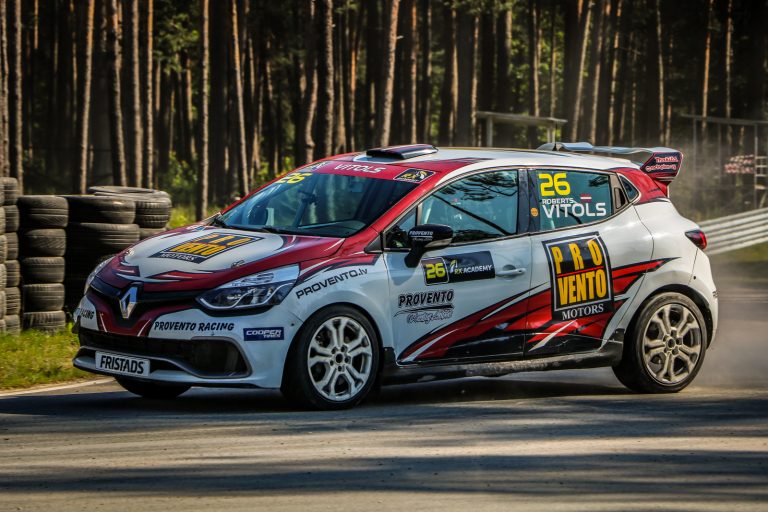 Latviešiem lielisks sniegums RallyX Nordic mājas posma pirmajā dienā