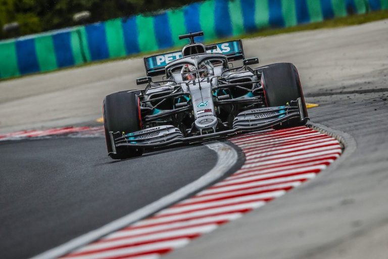 Hamiltons ātrākais pirmajā treniņā, Verstapens seko, Botasam problēmas ar dzinēju