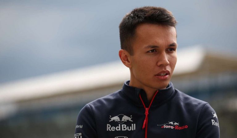 ‘Red Bull’ nomaina Pjēru Gazlī ar Aleksu Albonu