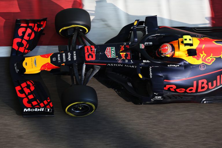 Verstapens pieveic ‘Mercedes’ braucējus sezonas pēdējos treniņos