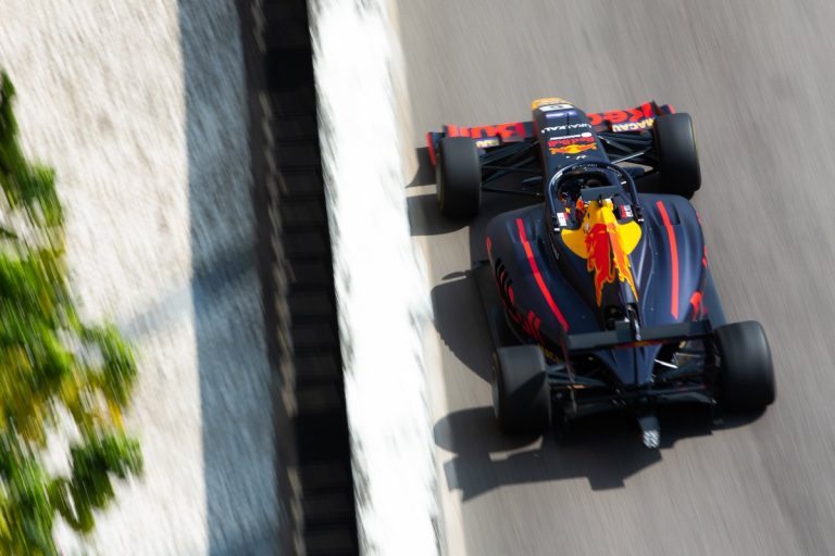 Juri Vips izcīna uzvaru kvalifikācijas sacīkstē Makao šaurajās ielās