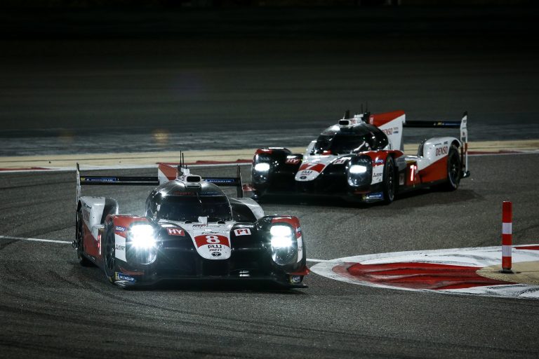 Izturības sacīkstēs Bahreinā līderi saduras jau pirmajā līkumā