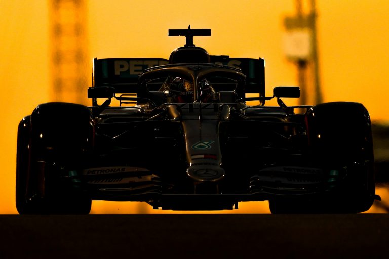 F1 sezona noslēdzas ar dominējošu Hamiltona uzvaru