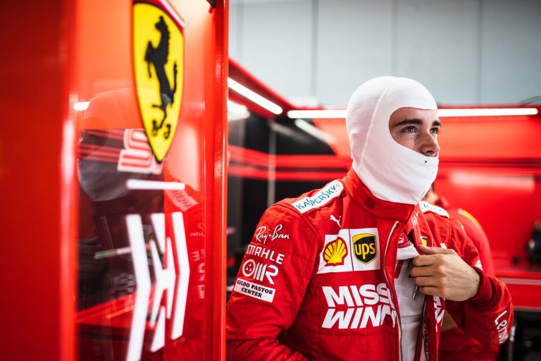 Ziņas īsumā – ‘Ferrari’ rājiens Leklerkam, Hamiltons būšot kā mašīna, Alonso domā par atgriešanos