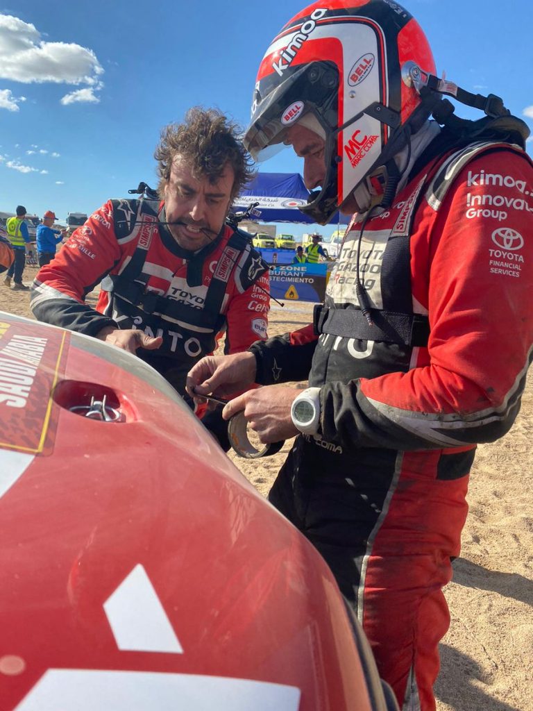 Alonso Dakaras rallijreidā 2.dienā spiests veikt remontdarbus pēc nolauzta riteņa