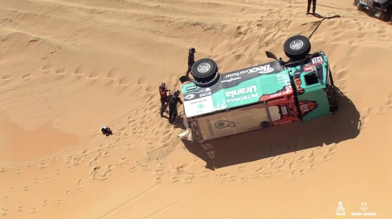 Smagās mašīnas iekrīt smilšu slazdos – Dakar pimspēdējās dienas apskats