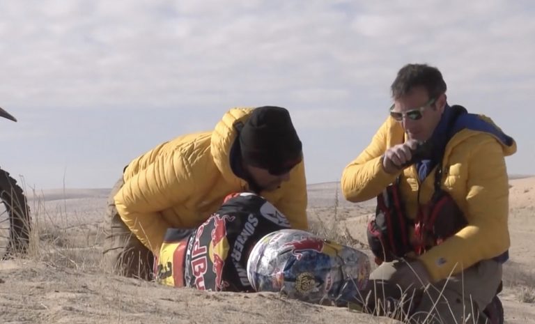 Konkurenti apstājas palīdzēt kritušajam Sanderlandam; video apskati visām klasēm