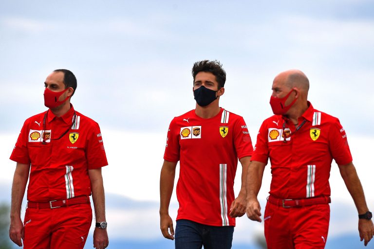 ‘Ferrari’ atmet cerības, ‘McLaren’ jauns sponsors, melnais ‘Mercedes’ arī datorspēlē