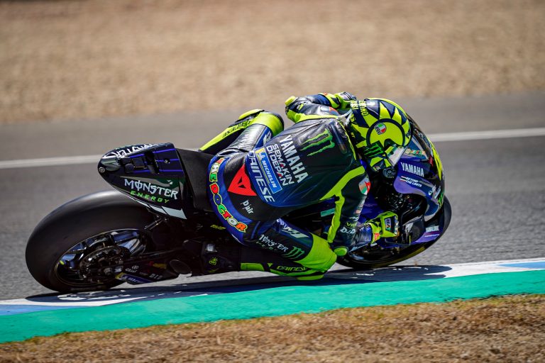 Markesa varoņdarbs izpaliek, Rosi tiek uz pjedestāla MotoGP sacīkstēs Heresā
