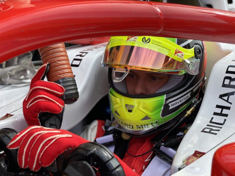 Šūmahers saduras ar komandas biedru cīņā par F2 uzvaru