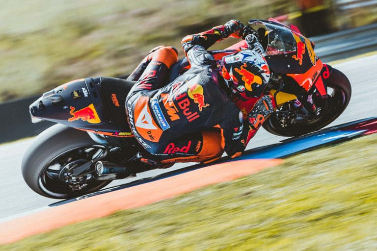 Debitants Binders izcīna neticamu MotoGP uzvaru, ierastie favorīti šoreiz ļoti vāji