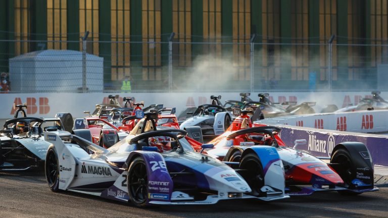 Aizraujošā finišā Formula E sacīkstēs ar ‘BMW Andretti’ uzvar Ginters