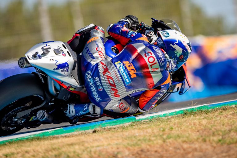 Olivera pēdējā pagriezienā izrauj savu pirmo MotoGP uzvaru