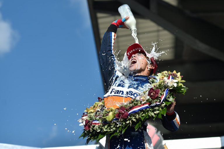 Bijušais F1 braucējs Takuma Sato atkal uzvar Indy 500, Alonso paliek ārpus Top 20