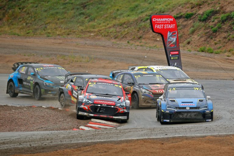 Gronholms mājas posmā aptur Kristofersonu