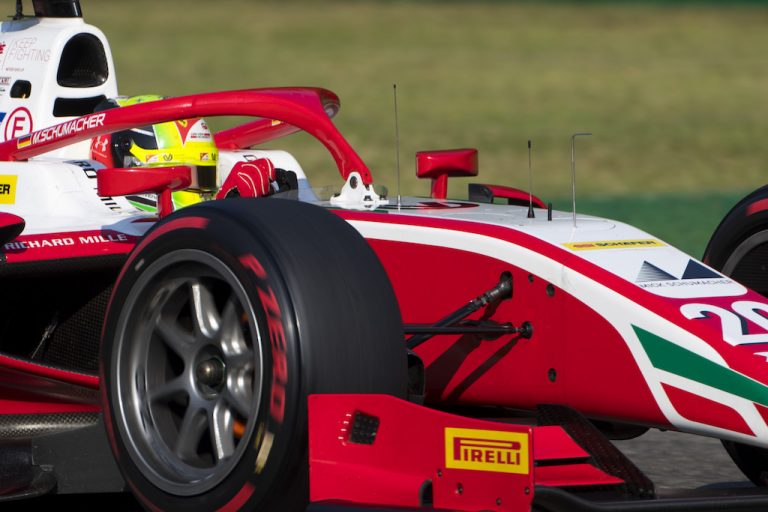 Šūmahers pēc avārijas kvalifikācijā izcīna savu pirmo F2 uzvaru šogad