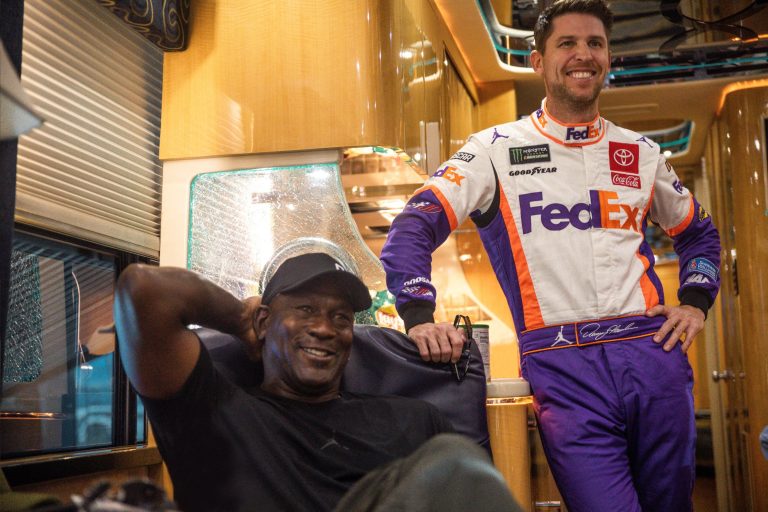 Basketbola leģenda Maikls Džordans un NASCAR superzvaigzne Hamlins izveido kopīgu sacīkšu komandu
