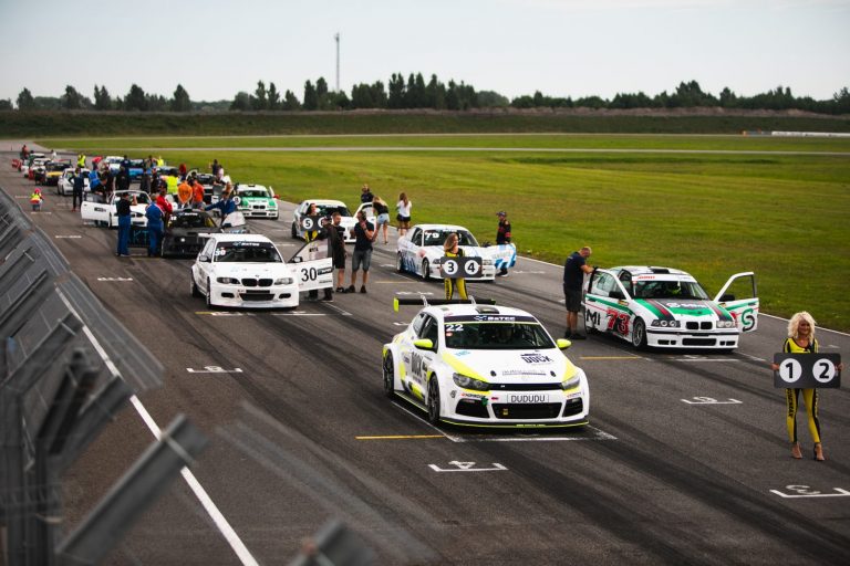 Cik maksā piedalīties autošosejas sacensībās?