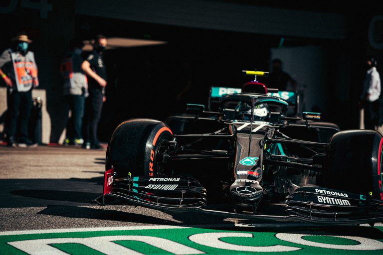 Botass pieveic Hamiltonu arī pēdējos treniņos Portugālē