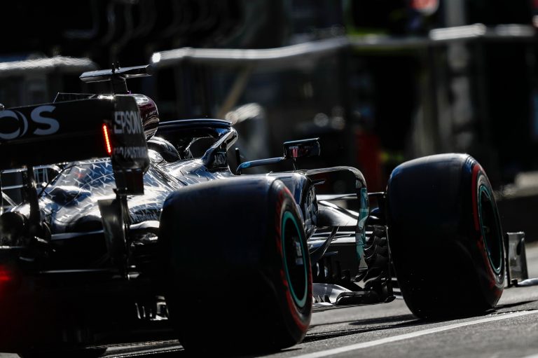 Satriecošā duelī Hamiltons pieveic Botasu cīņā par pole position, Rikjardo avarē