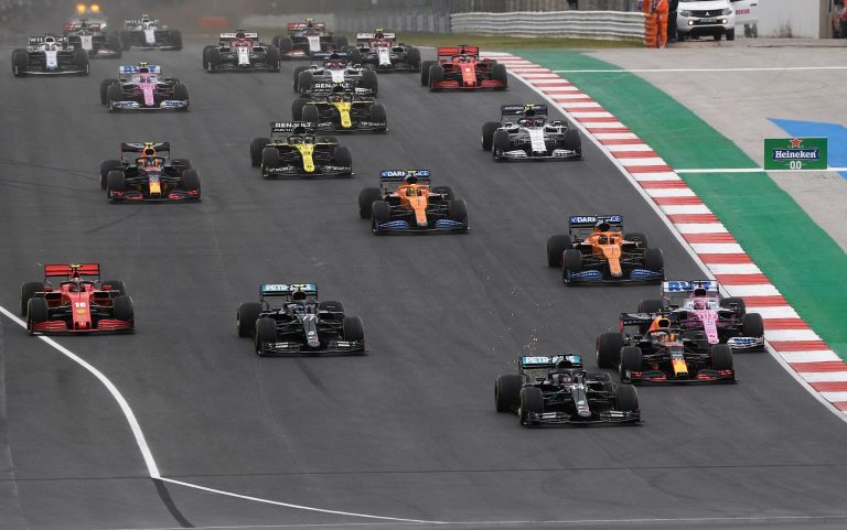 Hamiltons uzvar Portugāles GP un pārspēj Šumahera rekordu