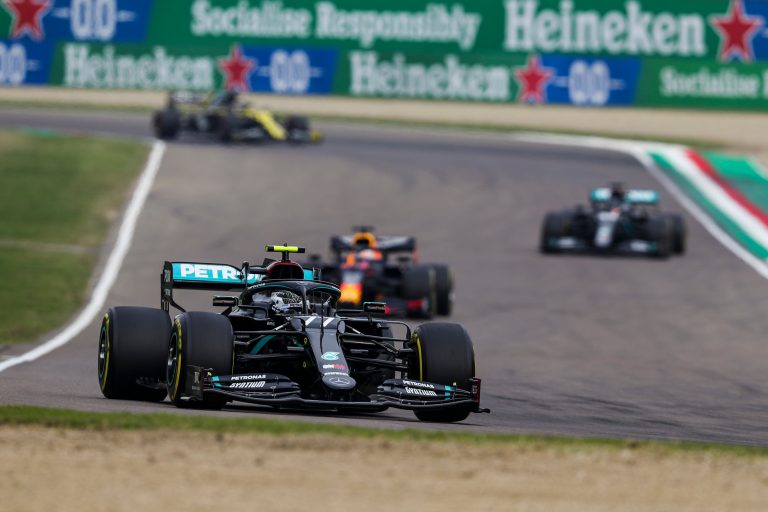 Verstapenam sprāgst riepa, ‘Mercedes’ tiek pie titula