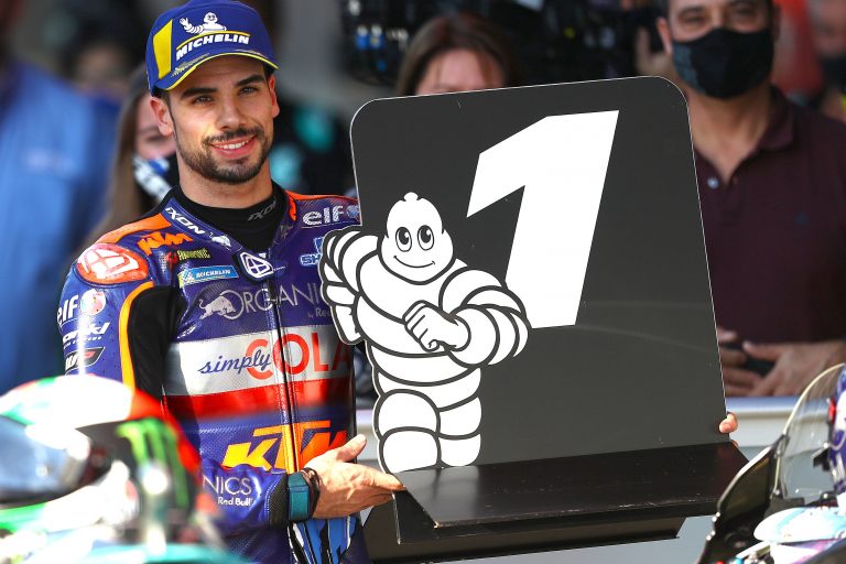 Olivera pārsteidz ar uzvaru mājās MotoGP sezonas noslēgumā