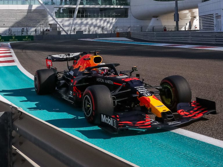 ‘Red Bull’ dominē trešos Abu Dabī treniņus