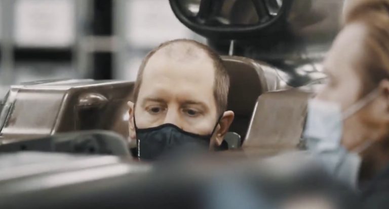 [Video] ‘McLaren’ 1.reizi piešķiļ ‘Mercedes’ motoru, Fetels piemēra ‘Aston Martin’