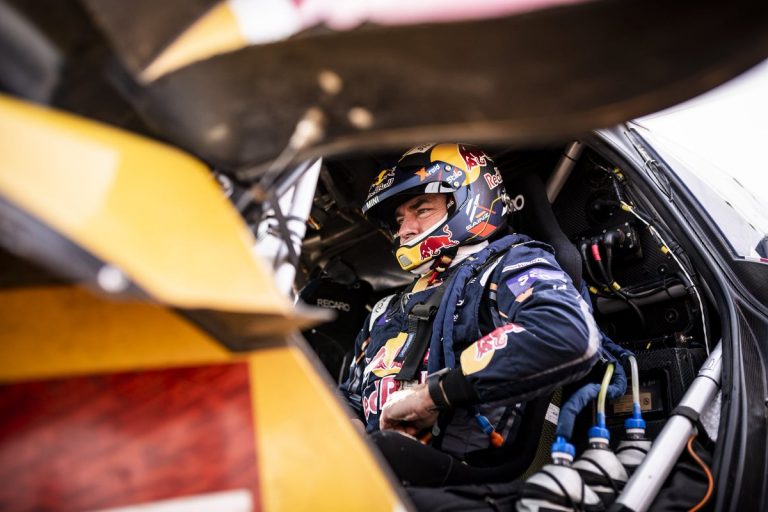 Karloss Saincs izcīna uzvaru 6.ātrumposmā, Petransels cīnās ar Al-Atiju