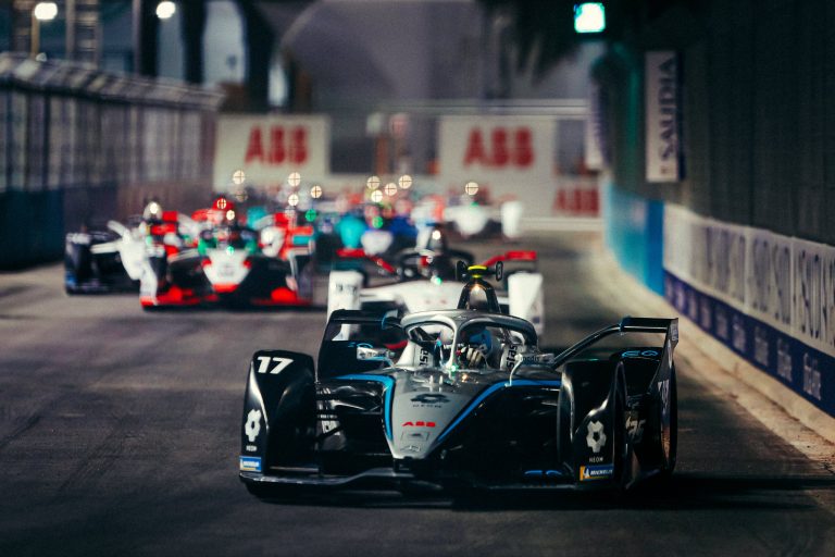 ‘Mercedes’ uzvar arī Formula E sacīkstēs, taču iekuļas nepatikšanās pēc smagas avārijas