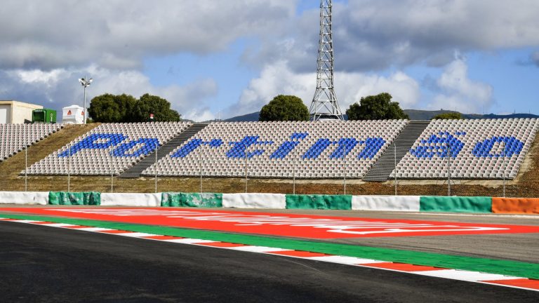 ‘Mercedes’ un ‘Red Bull’ duelis turpinās Portimao – 5 intrigas, kurām sekot Portugālē