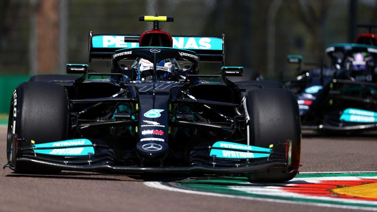 ‘Mercedes’ dominē piektdienas treniņus Imolā