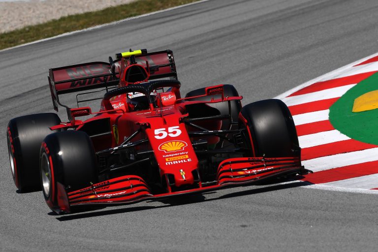 ‘Ferrari’ iesaistās cīņā, Verstapens pēdējos treniņos ātrāks par Hamiltonu