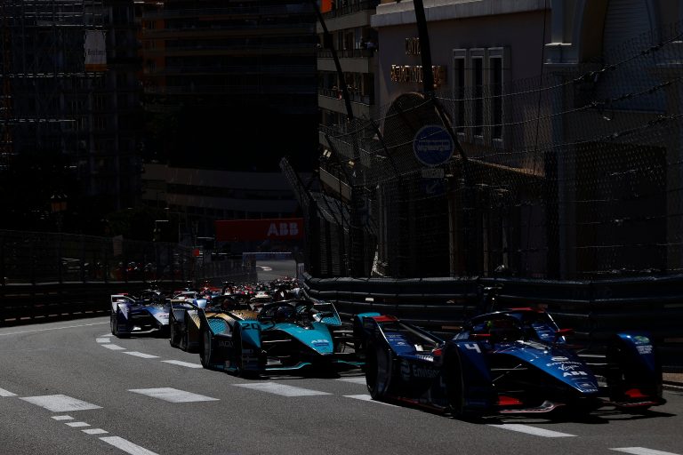 Monako ePrix cīņas par uzvaru līdz pašam finišam