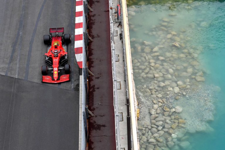 Monako GP pēdējā treniņā ātrākais Verstapens, Šūmahers avarē