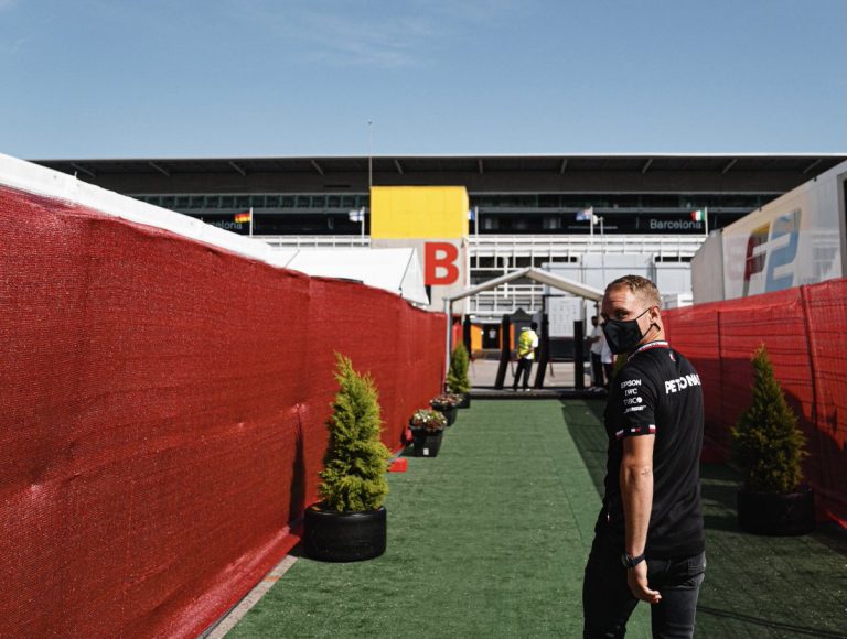 Valteri Botass pārspēj Verstapenu pirmajā treniņā Barselonas trasē