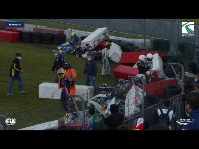 Haoss kartingā – gandrīz visi braucēji avarē vienā līkumā