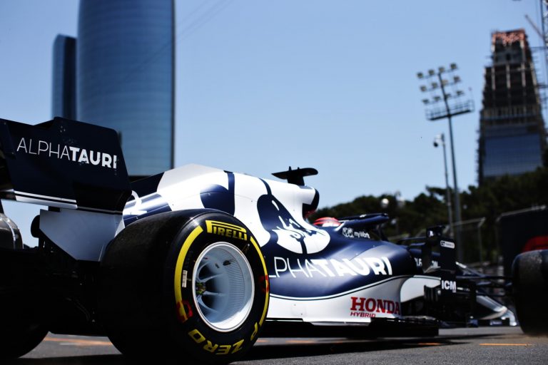 Verstapena avārija liek apturēt pēdējos treniņus Baku, Gazlī pārsteidzoši ātrākais