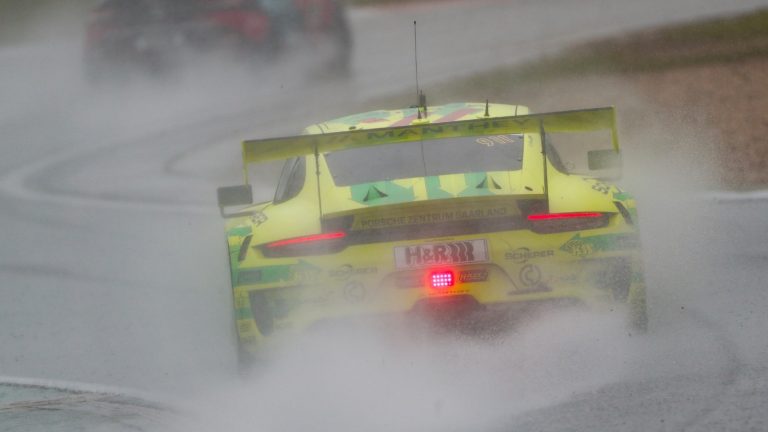 Laikapstākļi liek apturēt izturības sacīkstes Nordšleifē uz 14 stundām (+ VIDEO)