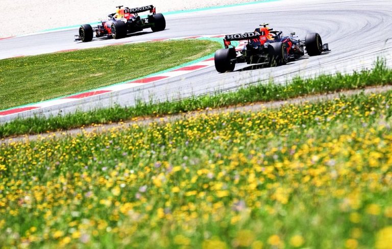 Verstapens ātrākais arī otrajā treniņā, Botass saslīd boksu celiņā