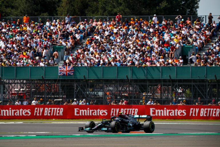 Silverstona līksmo – Hamiltons pieveic Verstapenu kvalifikācijā