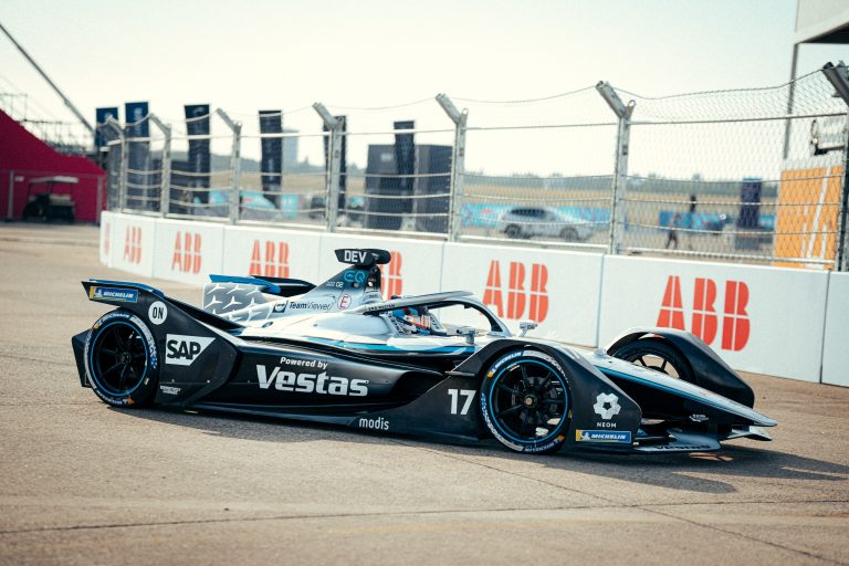Spraigās cīņās Berlīnē Niks de Vrīss kļūst par Formula E čempionu