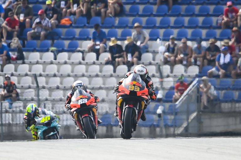 MotoGP Austrijas GP haotiskā finišā lietainos apstākļos negaidīti triumfē Binders