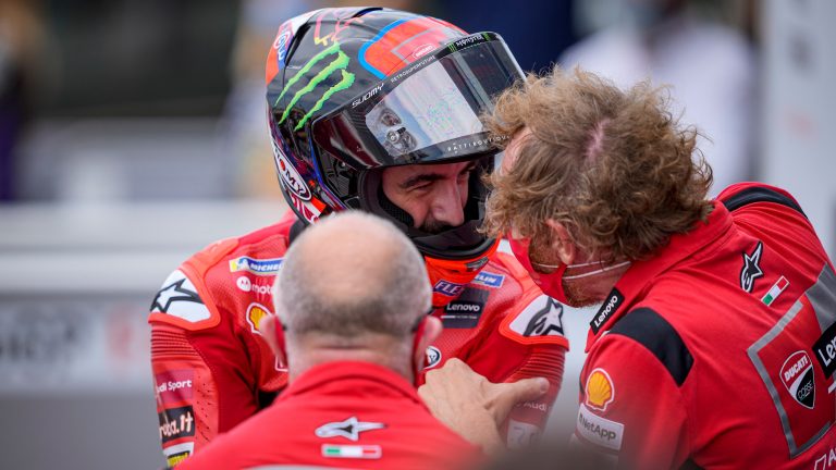 Frančesko Bagnaia dramatiskā duelī pieveic Markesu un izcīna MotoGP pirmo uzvaru