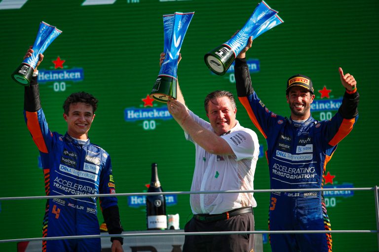 ‘McLaren’ – pirmā komanda, kas šosezon izcīnījusi dubultuzvaru