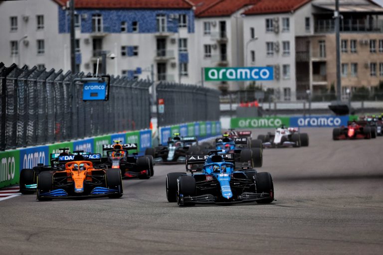 ‘McLaren’ mirdz vēlreiz, taču lietus aizskalo Norisa uzvaru