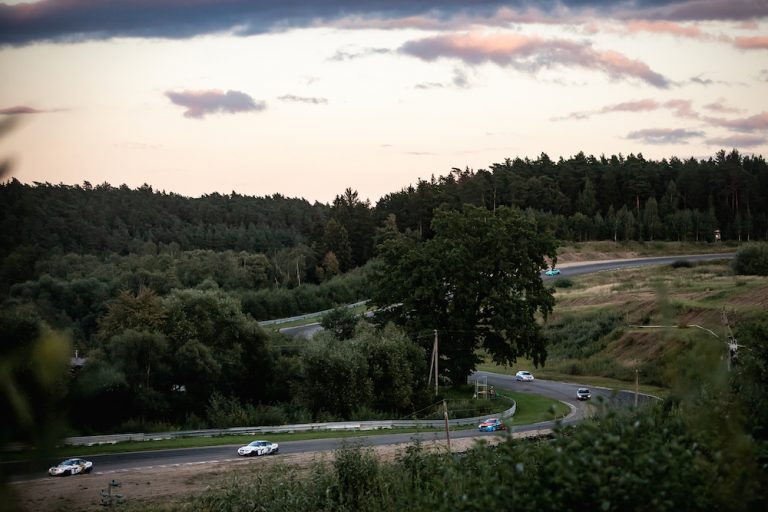 Latviešiem vairāki goda pjedestāli autošosejas sacensībās Kauņā